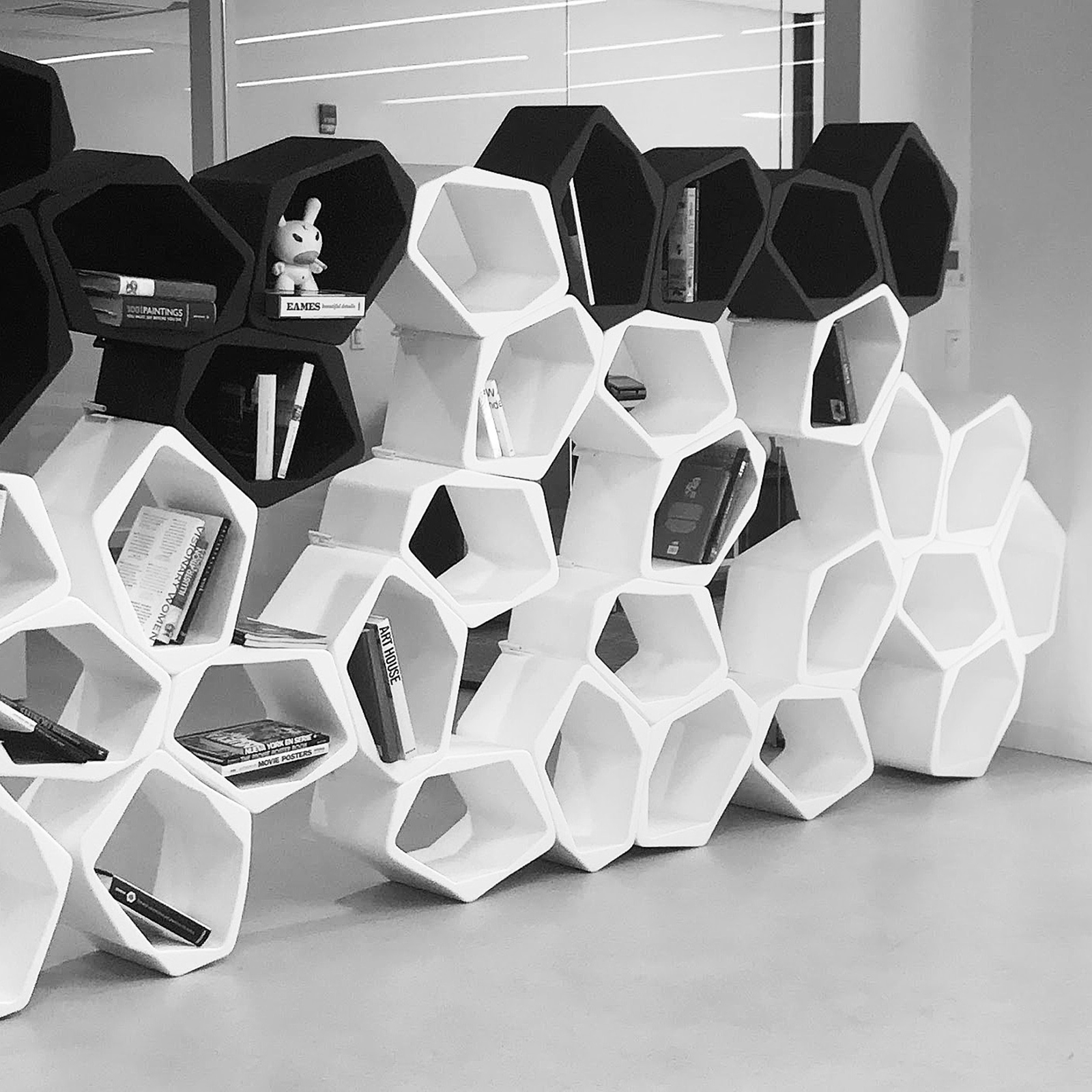 Offene BUILD-Regale als freistehende Trennwand im Büro